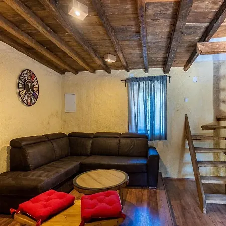 Wood Sunshine Holiday Holiday home Cres
